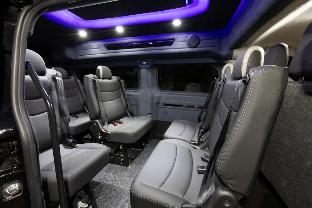 Ford Transit Custom leveillä koululaisistuimilla