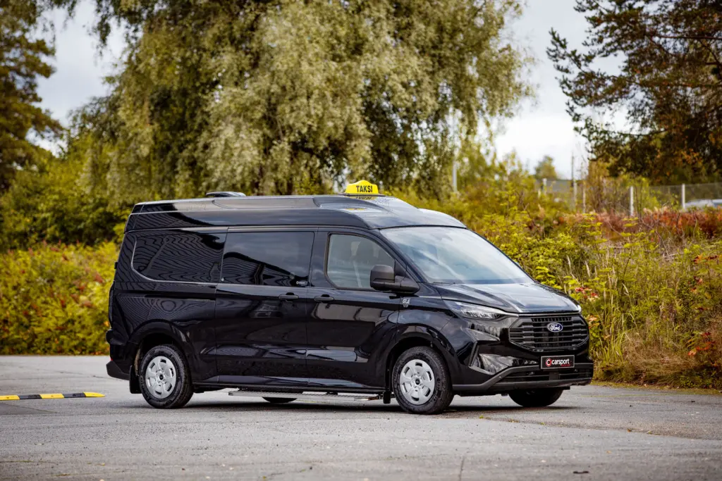 Musta Ford Transit Custom kattokorotuksella