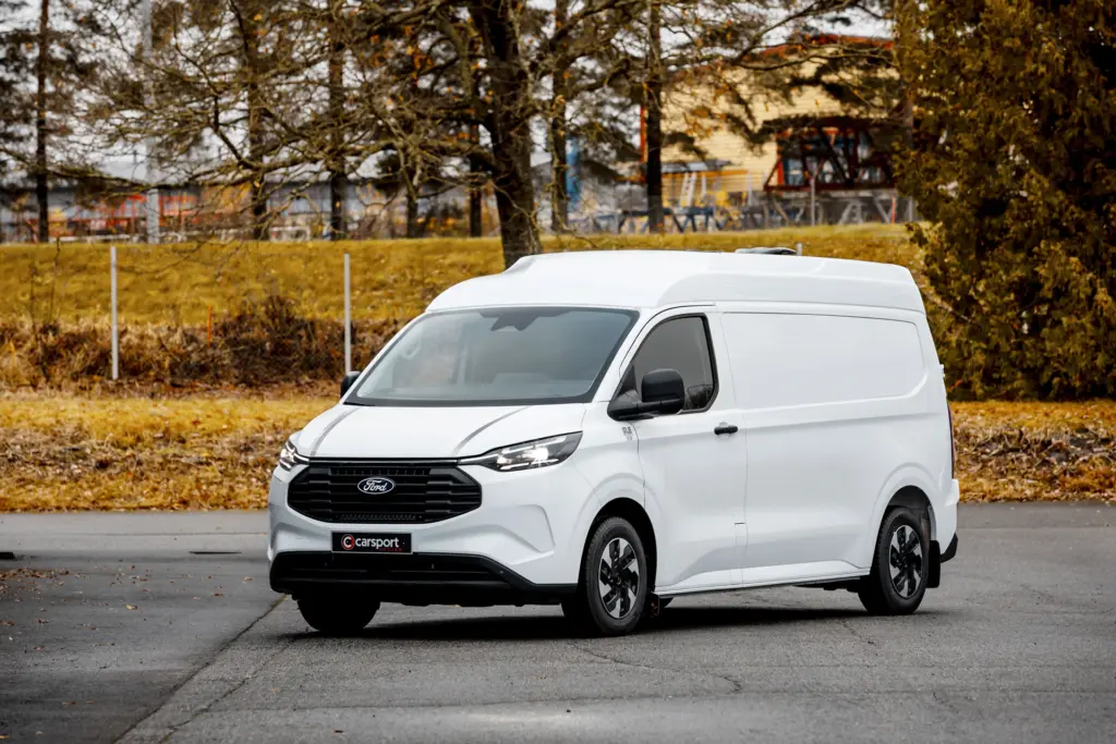 Valkoinen Ford Transit Custom pakettiauto Carsport Design kattokorotuksella.