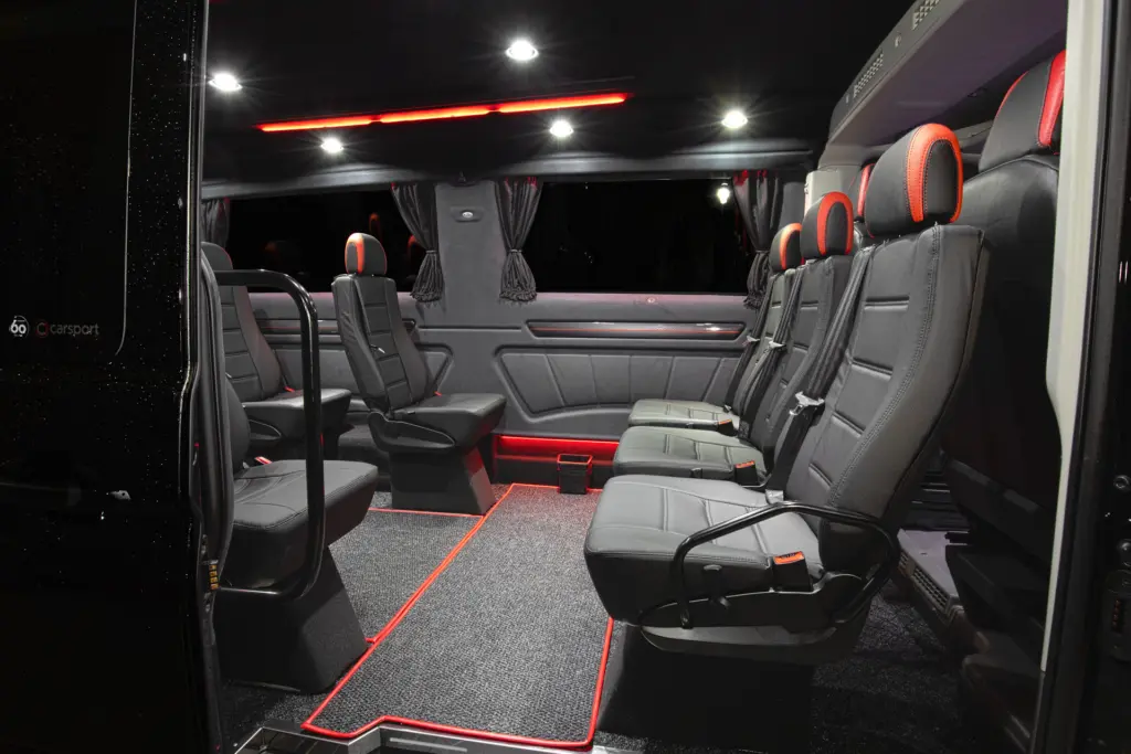 Volkswagen Crafter Redline-mallisto Carsport Designiltä puna-mustalla sisustuksella