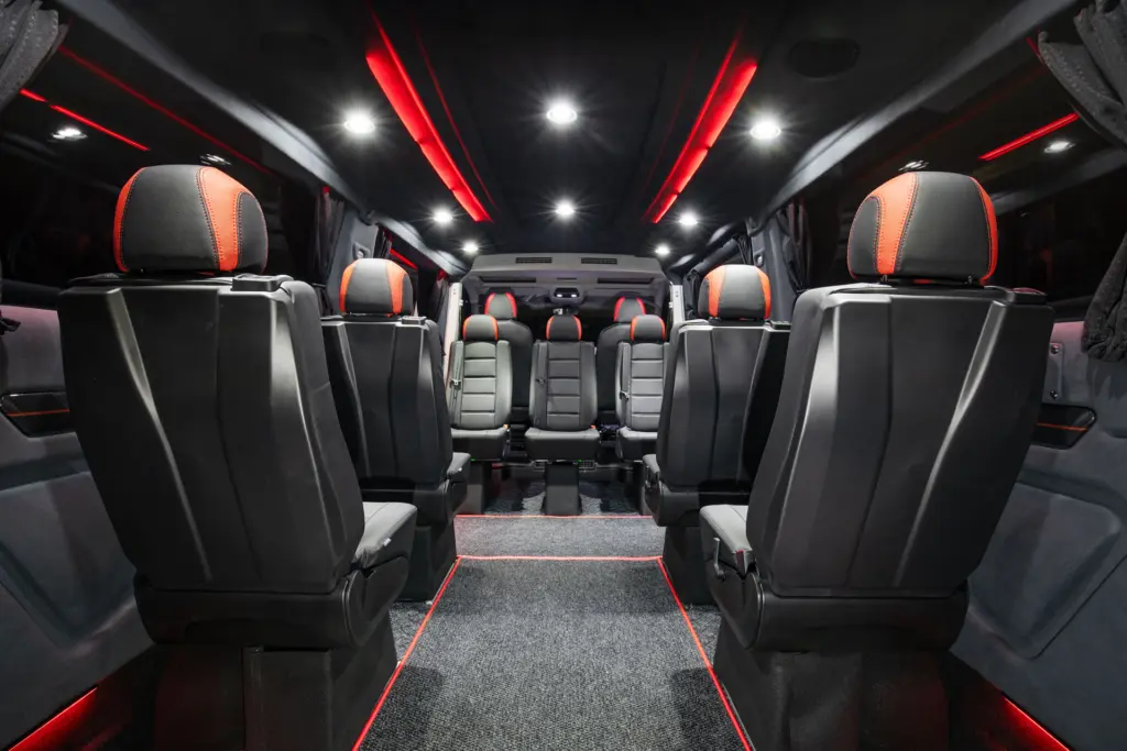 Volkswagen Crafter yhdeksälle hengelle musta-puneisella sisustuksella