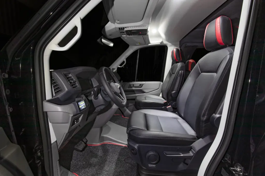 Volkswagen Crafterin etuistuimet mustalla nahkaverhoilulla punaisin somistein