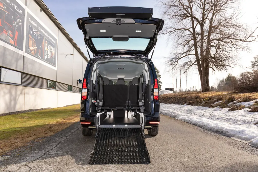 Volkswagen Caddy XXL Plus invarampilla kevät auringossa