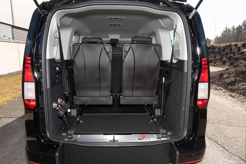 Tasalattian yhteydessä Volkswagen Caddy XXL Plussan kolmannen istuinrivin penkit ovat myös käytössä.