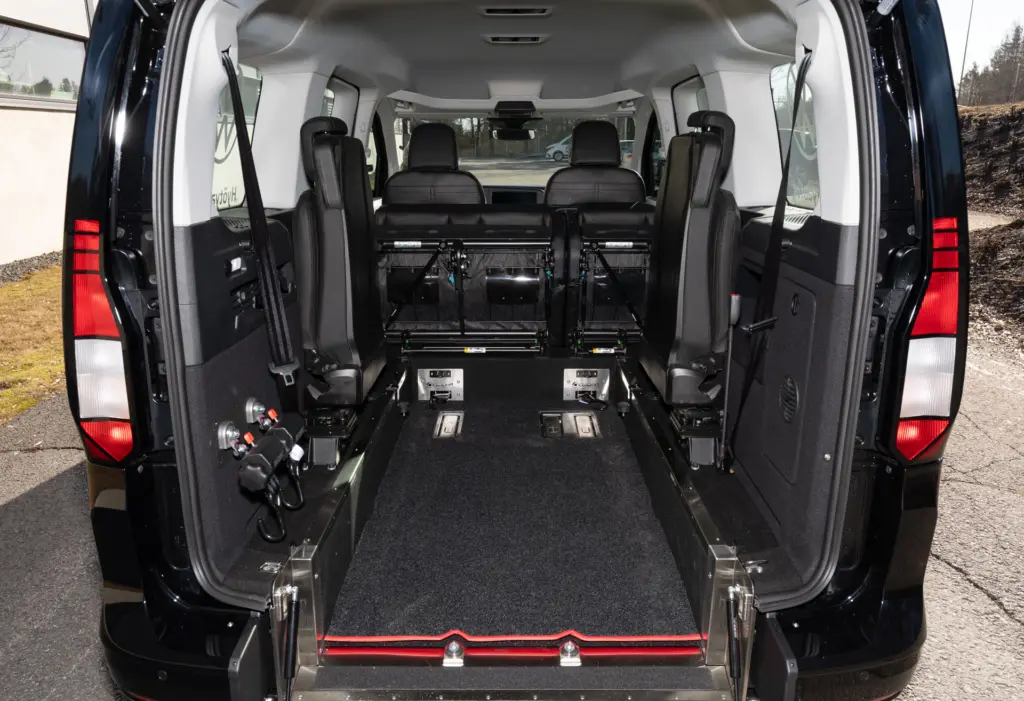Carsport Design Caddy XXL Plus matalalattia on tilatava pyörätuoli ja paari kuljetuksiin.