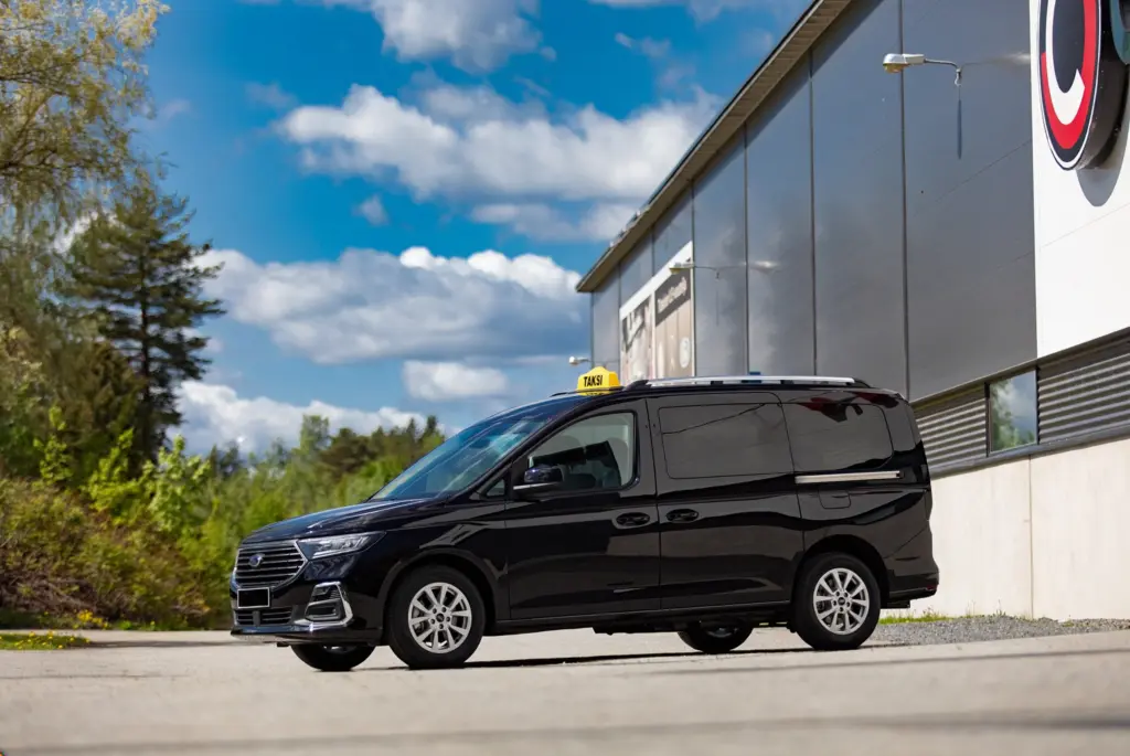 Musta Ford Connect esteetön taksi Carsport Design matalalattia varustuksella.