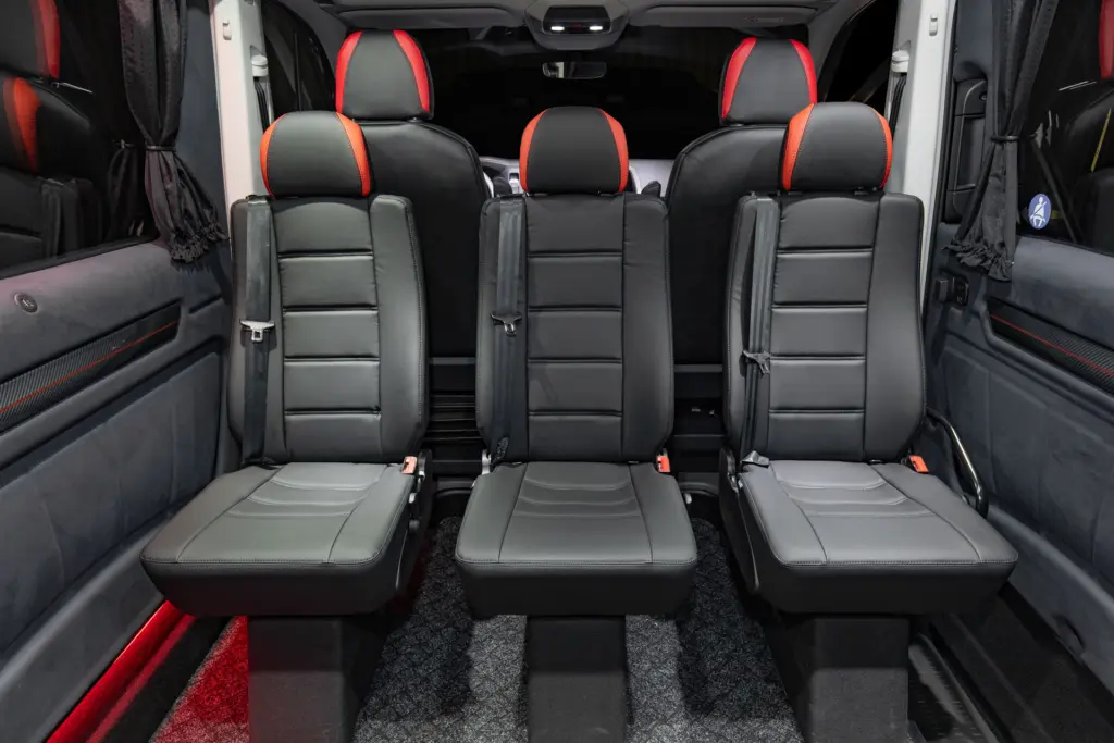 Volkswagen Crafter mustalla sisustuksella jossa mustat istuimet punaisin yksityiskohdin matkustamossa