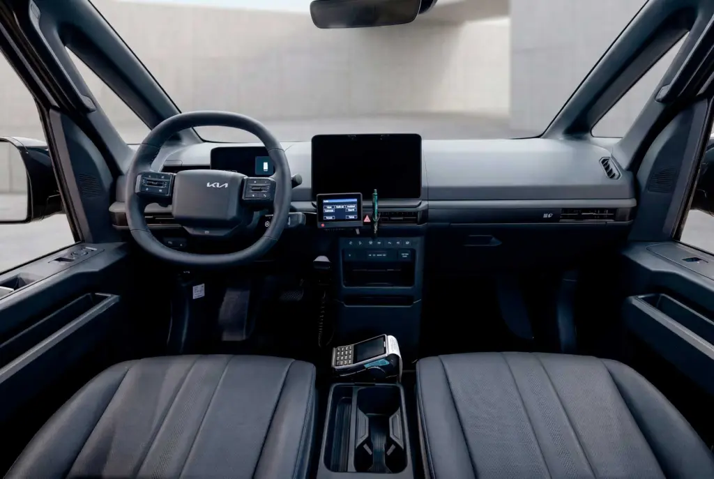 Kia PV5 Passenger kojelauta taksalaitteineen.