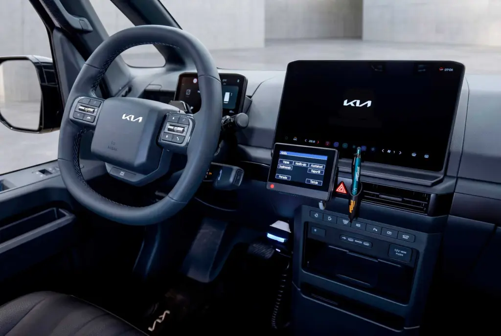 Kia PV5 Passenger kojelautaan asennettu taksamittaristo.