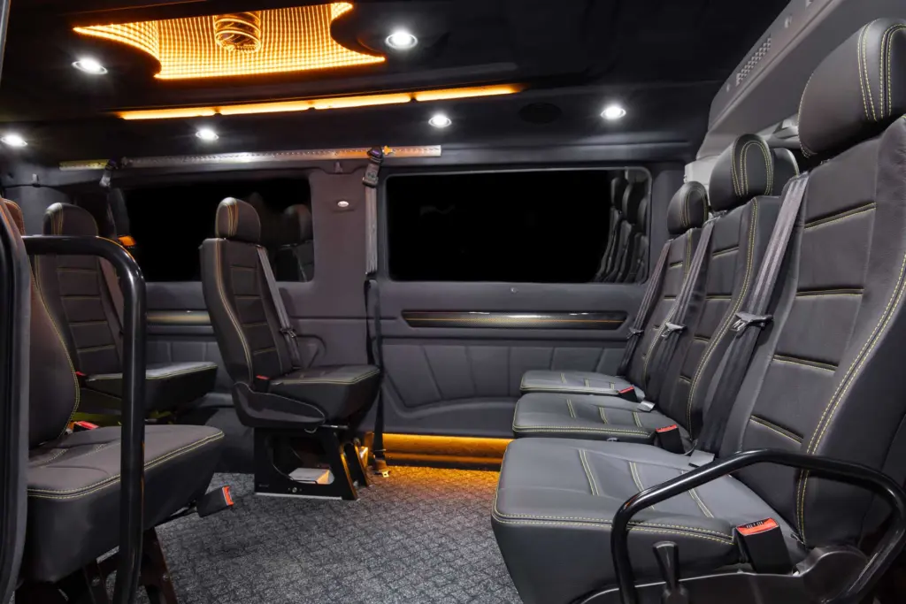 Volkswagen Crafter musta-keltaisella sisustuksella.