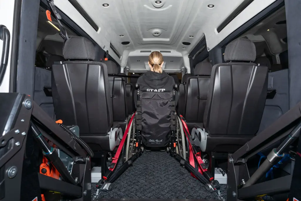 Pyörätuoli kiinnitettynä Volkswagen Crafterissa. Kuvassa näkyvät takakiinnitys pisteet.