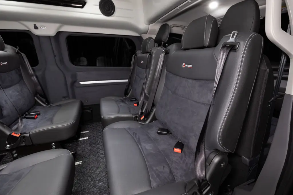 Volkswagen Transporter puolinahkaisilla koululais istuimilla.