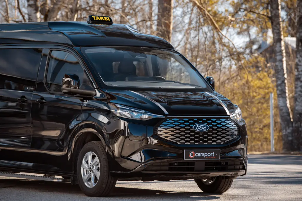 Keulakuva etuviistosta mustasta Ford Transit eCustomista.